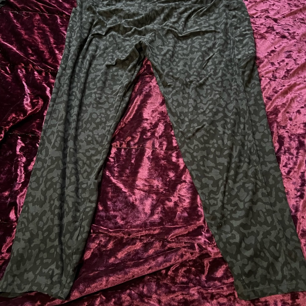 Amazon leopard active Wear with phone pocket! Size 4x